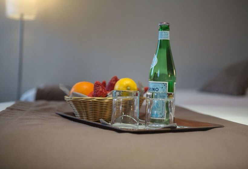 Kyriad Orange Centre Ville 3 Stars   Hotel Restaurant   La Galerie D Art Des Princes   Provence Alpe