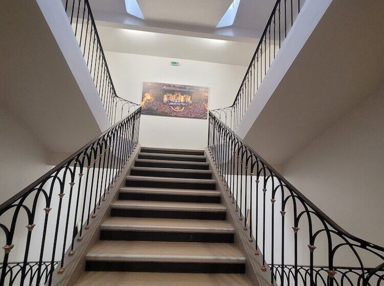 Kyriad Orange Centre Ville 3 Stars   Hotel Restaurant   La Galerie D Art Des Princes   Provence Alpe