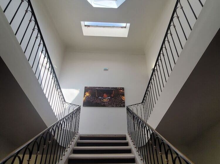 Kyriad Orange Centre Ville 3 Stars   Hotel Restaurant   La Galerie D Art Des Princes   Provence Alpe