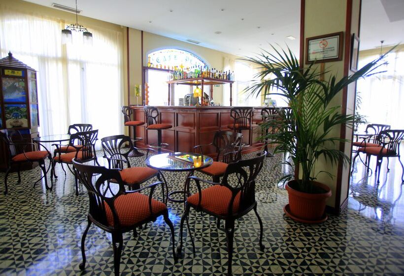 בית מלון כפרי Reveron Plaza