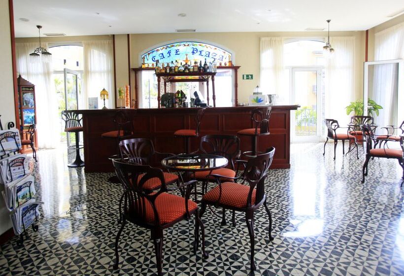 בית מלון כפרי Reveron Plaza