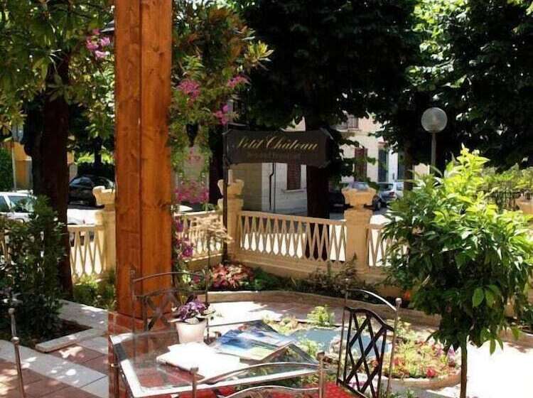 בית מלון כפרי Petit Chateau