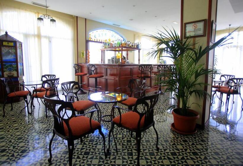 בית מלון כפרי Reveron Plaza