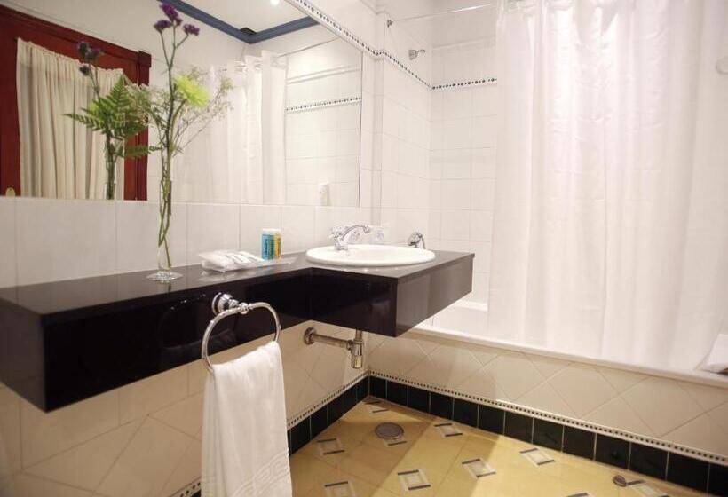 בית מלון כפרי Reveron Plaza