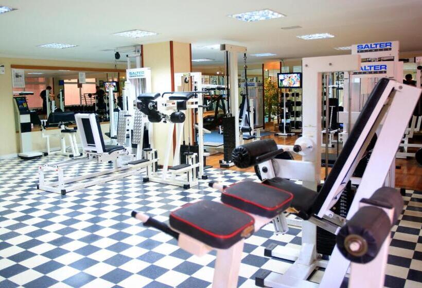 בית מלון כפרי Reveron Plaza