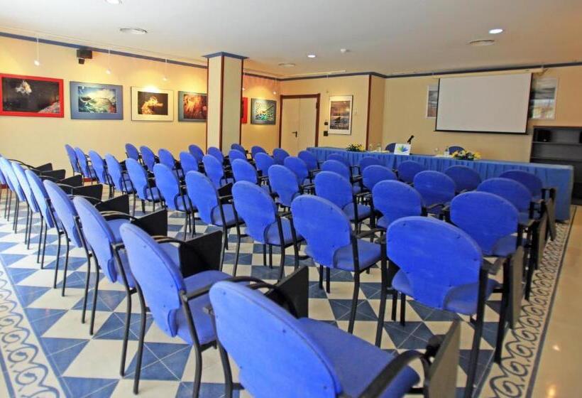 בית מלון כפרי Reveron Plaza