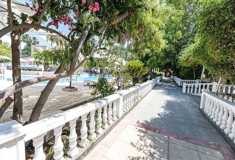 فندق Riverside Garden Resort