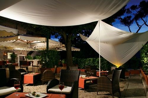 هتل The Church Village