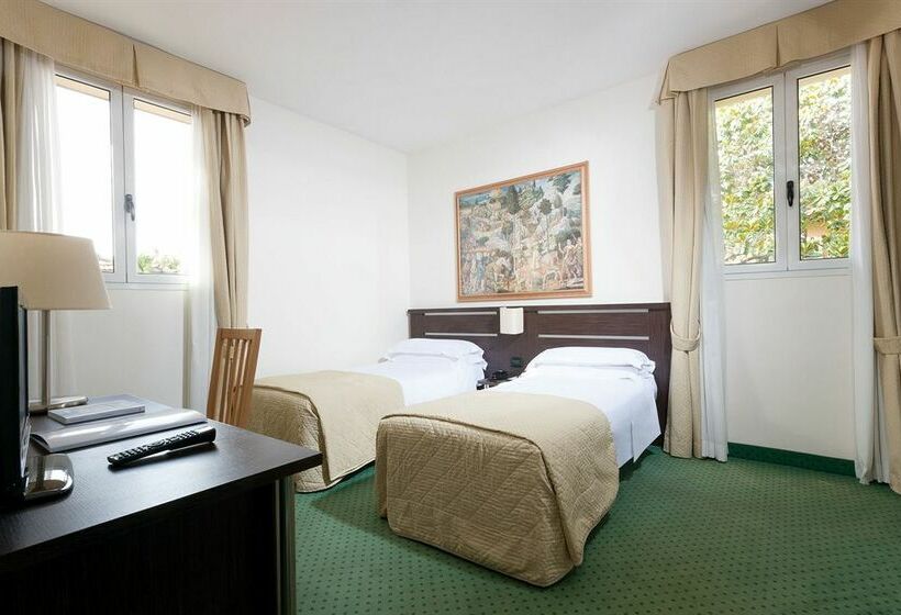 هتل The Church Village