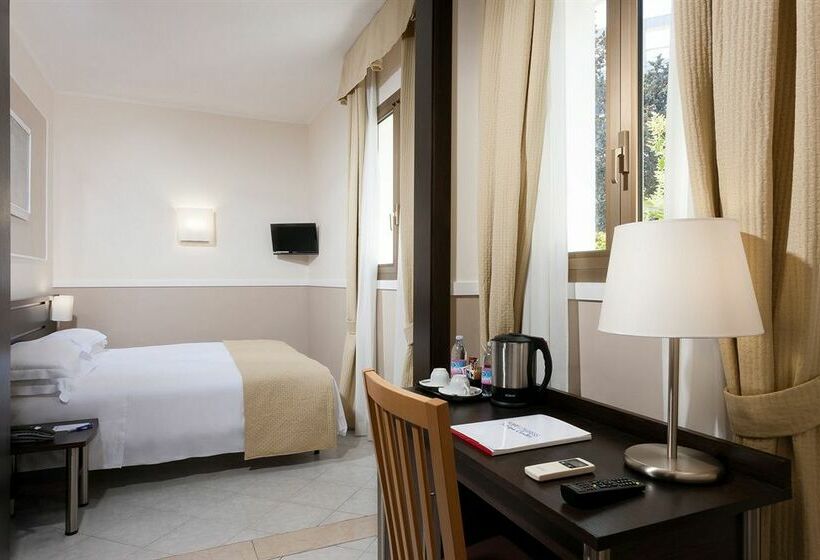 هتل The Church Village