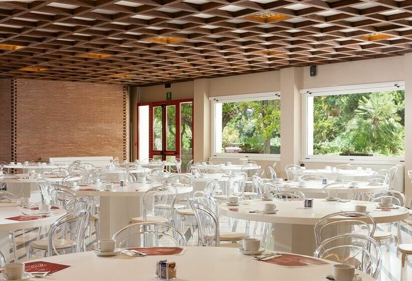 هتل The Church Village