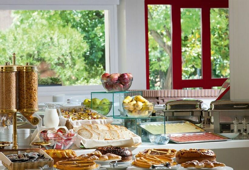 هتل The Church Village