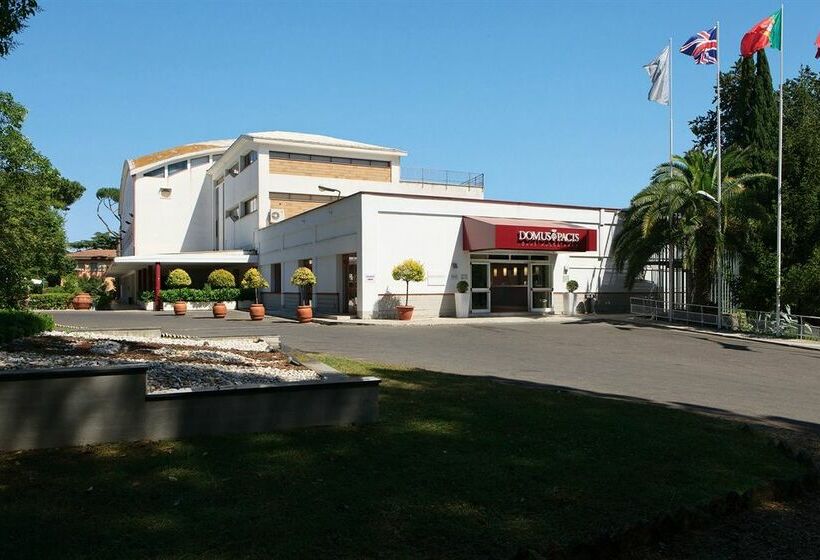 هتل The Church Village