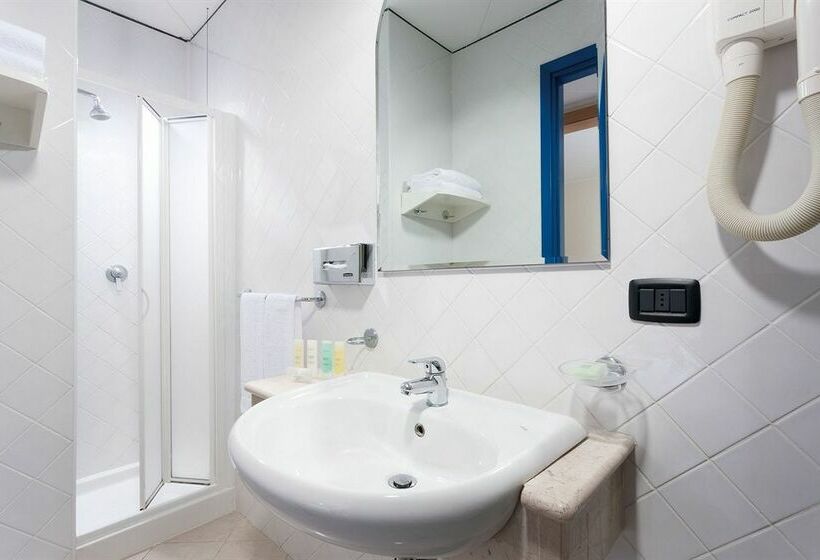 هتل The Church Village