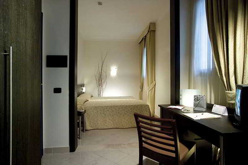 هتل The Church Village