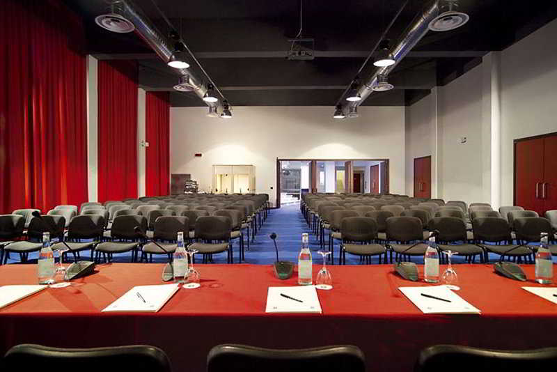 هتل The Church Village