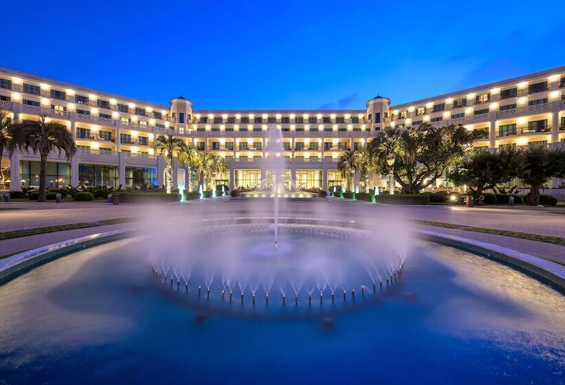 Las Arenas Balneario Resort