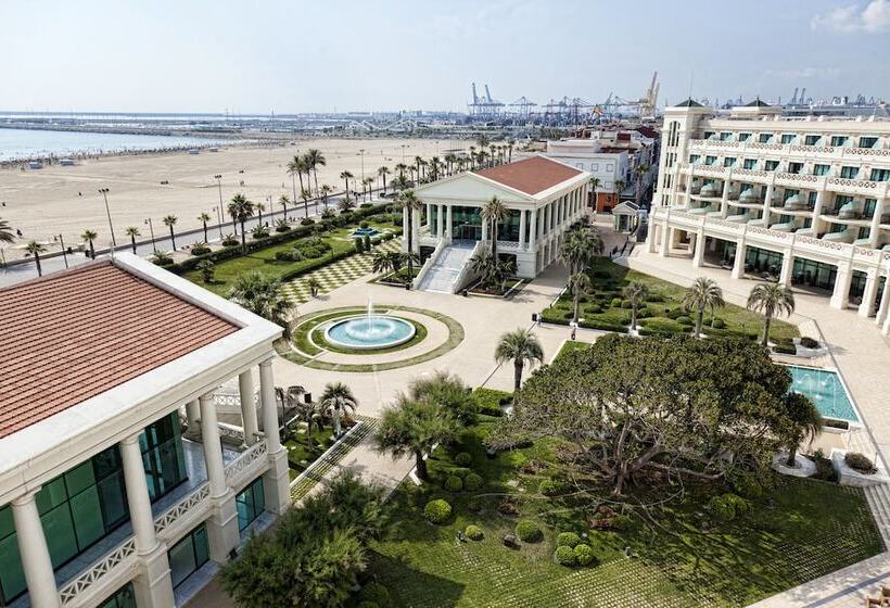 Las Arenas Balneario Resort