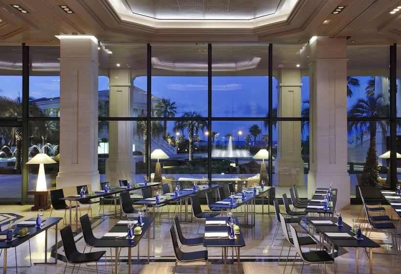 Las Arenas Balneario Resort