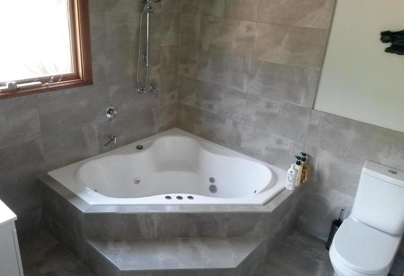 Eagle's Roost Farmstay B&b