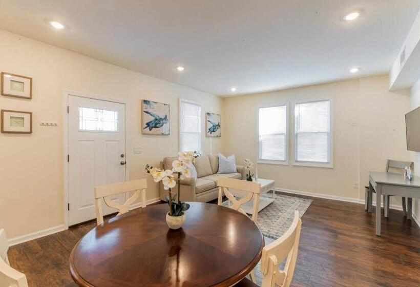 민박 2 Blocks From Beach Sleeps 16