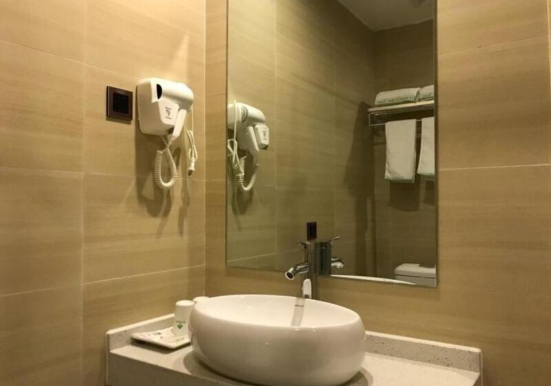 בית מלון כפרי Greentree Inn Dongfang City Dongfang Avenue High Speed Railway Station Express