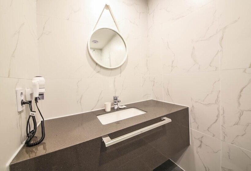 Brown Dot Hotel Gupo