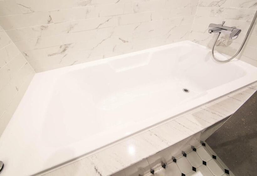 Brown Dot Hotel Gupo