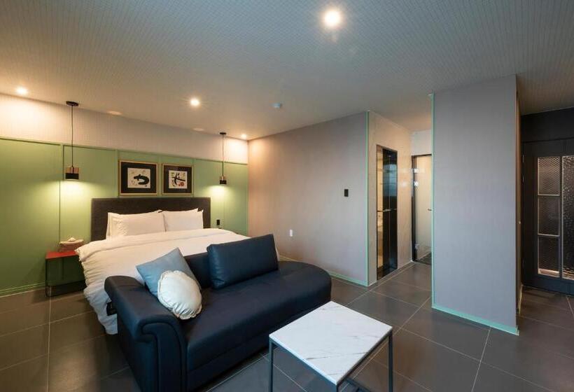 Brown Dot Hotel Gupo