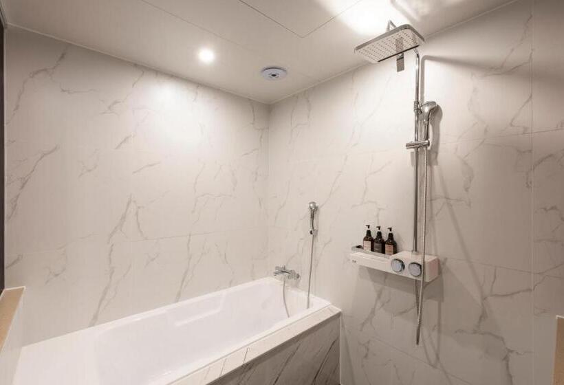 Brown Dot Hotel Gupo