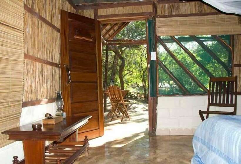 酒店 Nhanombe Lodge