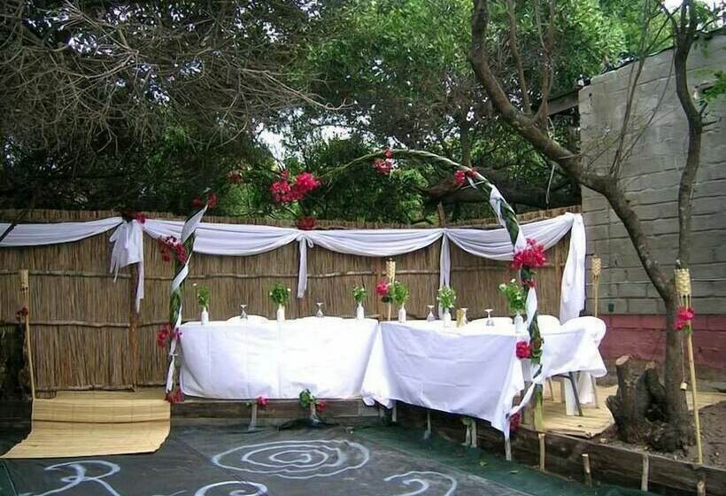 酒店 Nhanombe Lodge