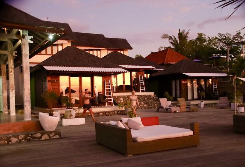 בית מלון כפרי The Palms Ceningan