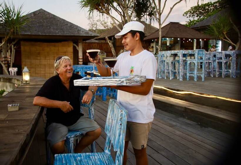 בית מלון כפרי The Palms Ceningan