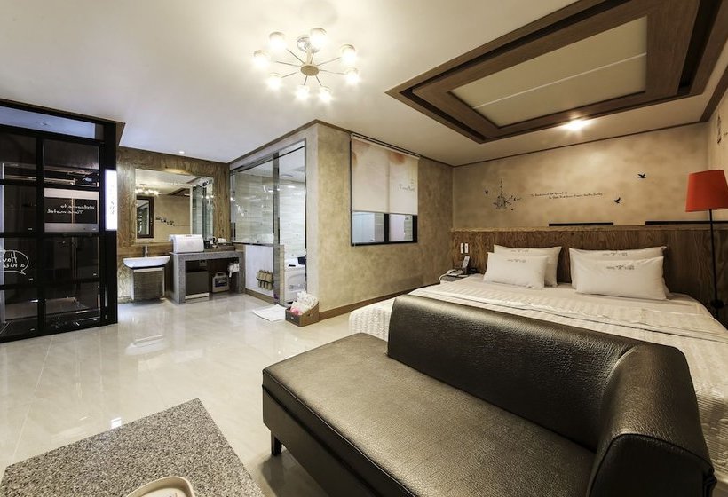 בית מלון כפרי Time