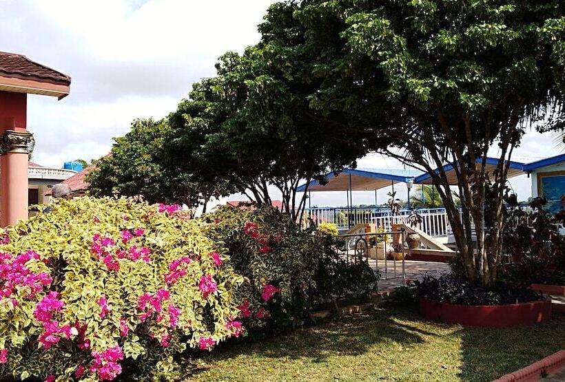 هتل Waterfront Paradise Resort