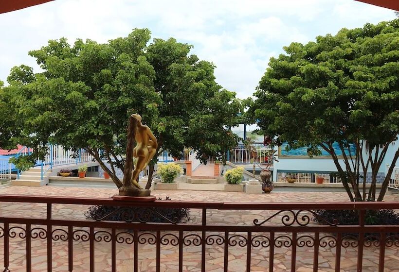 هتل Waterfront Paradise Resort