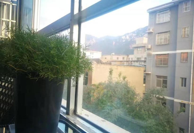 Huashan Lotus International Hostel