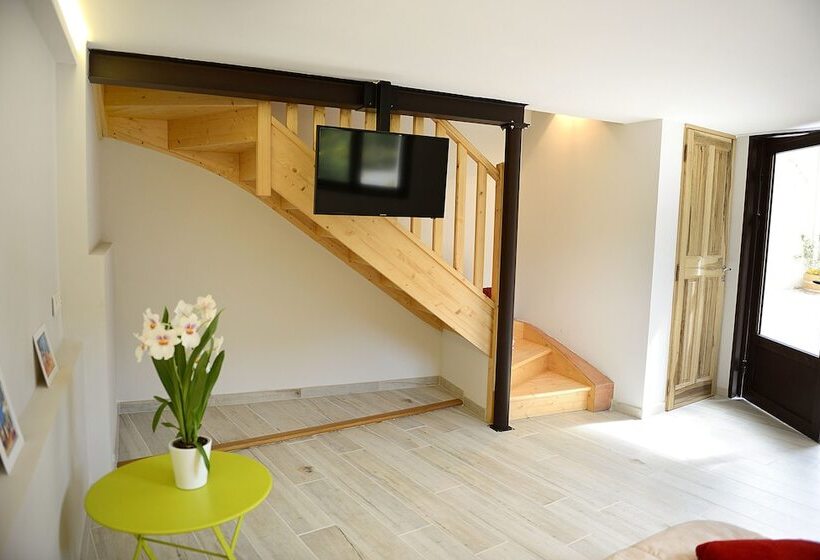 ペンション Mas De Carabelle