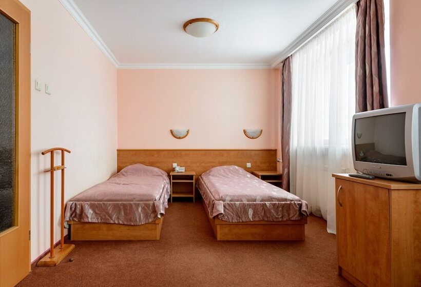Azimut Hotel Mirniy