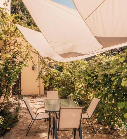 פונדק Le Petit Chateau