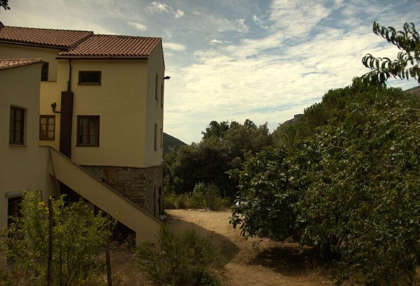 פונדק Le Petit Chateau