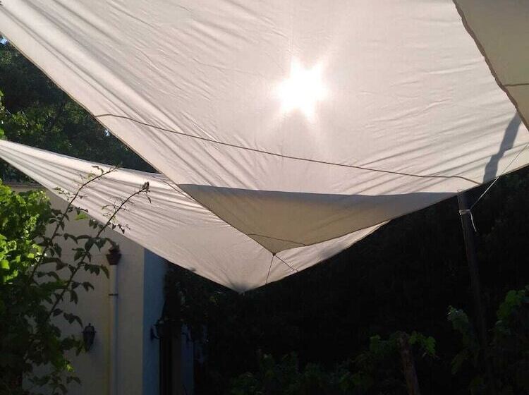 פונדק Le Petit Chateau