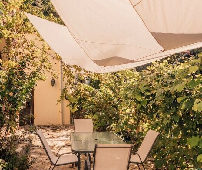 פונדק Le Petit Chateau