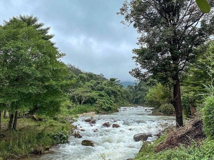 ホテル Akantuka Homestay