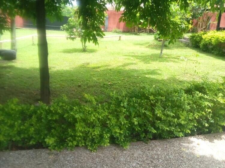 هتل Big Foot Safari Lodge