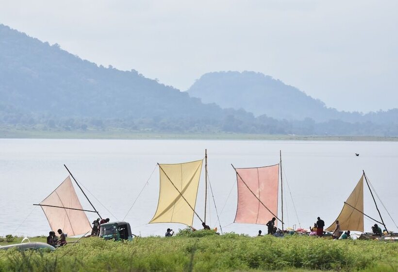Отель Explorer By Eco Team  Maduru Oya National Park
