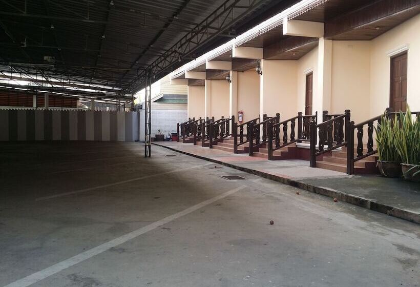 Отель Laksana Boutique