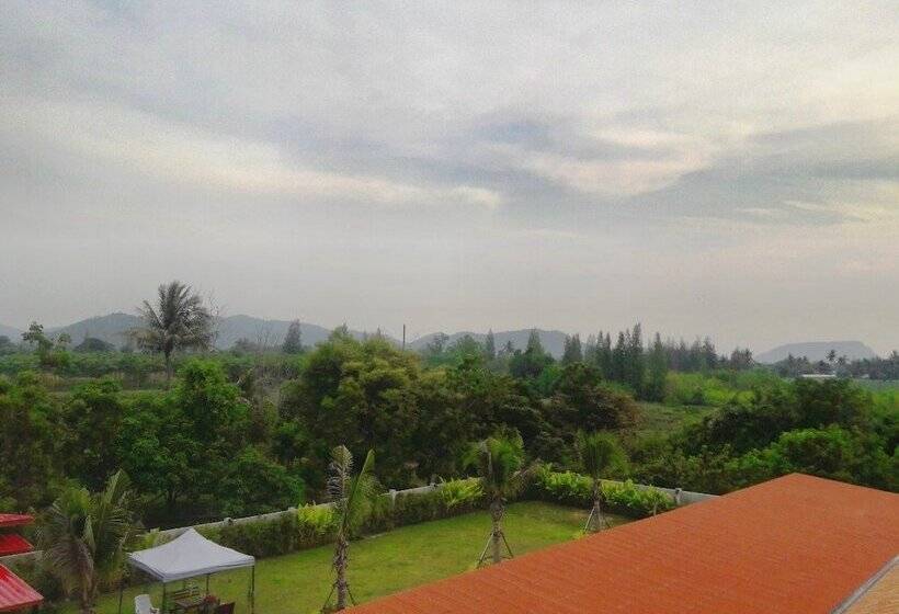 בית מלון כפרי Oasis Resort