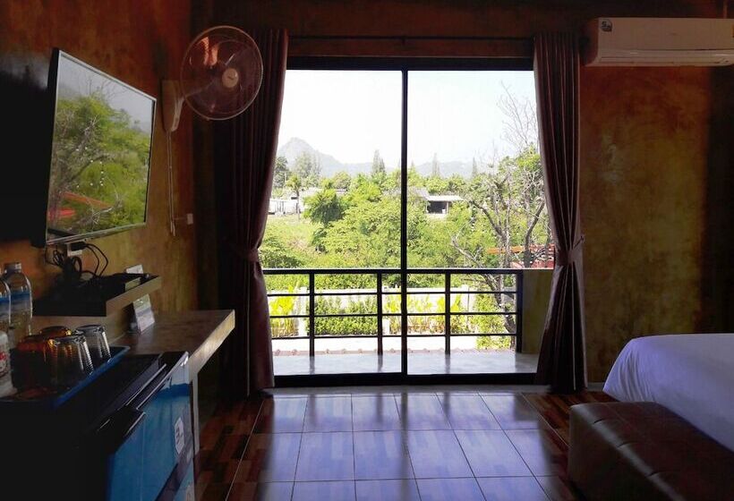 בית מלון כפרי Oasis Resort